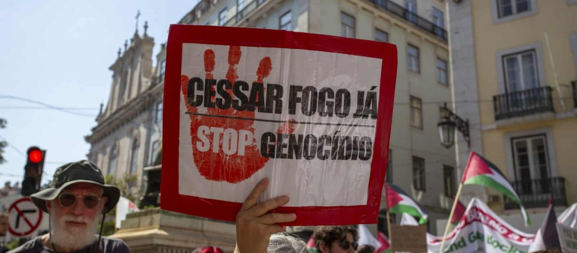 Plus d'une centaine manifestent à Lisbonne pour la fin de la faim à Gaza.