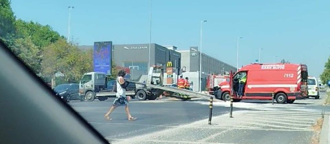 Pompiers blessés après qu'une ambulance a été "percutée" en route vers une urgence.