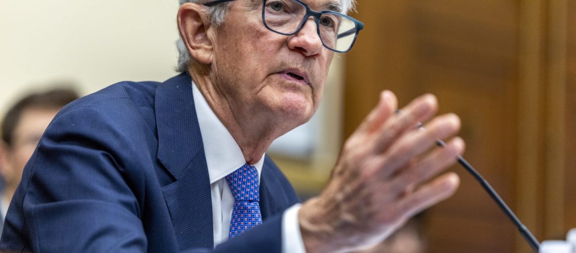 Powell attend la direction de l'économie pour décider des taux d'intérêt. Trump insulte
