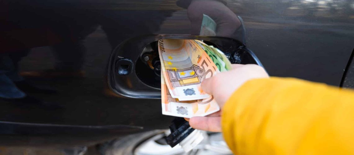 Préparez le portefeuille : Une (forte) hausse des prix des carburants arrive.