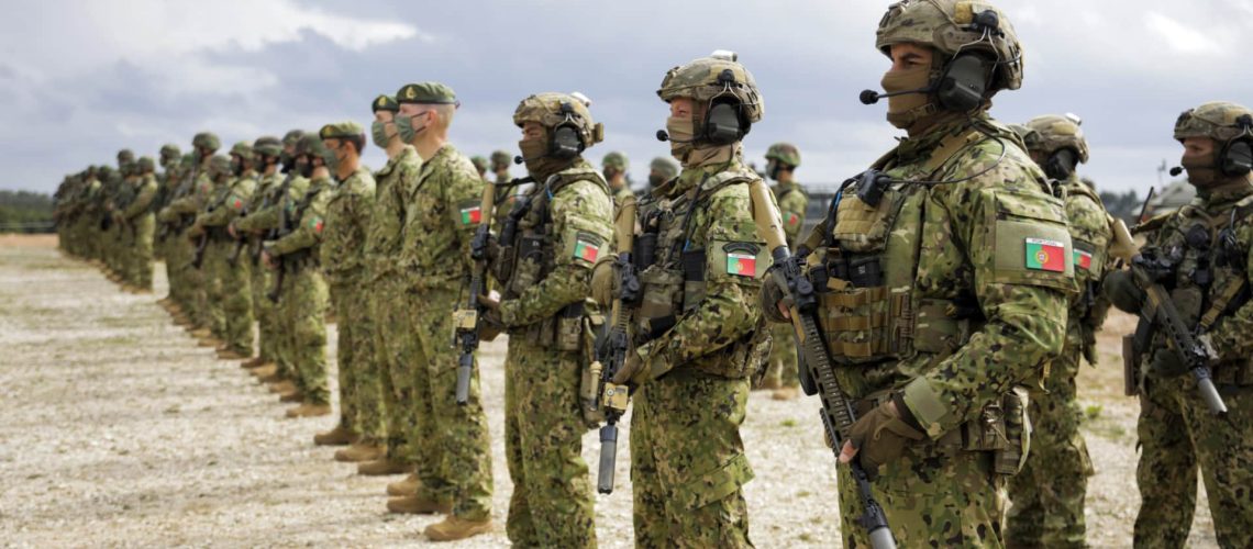 Près de 200 militaires de l'Armée et de la Marine partent pour la Roumanie.