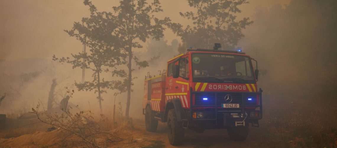 Près de 400 pompiers combattent deux incendies dans les villages de Vila Real.