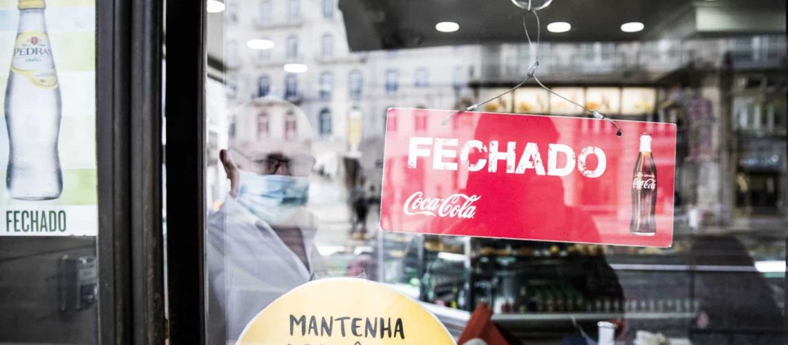 Près d'une centaine de personnes manifestent près de l'AHRESP pour de meilleurs salaires.