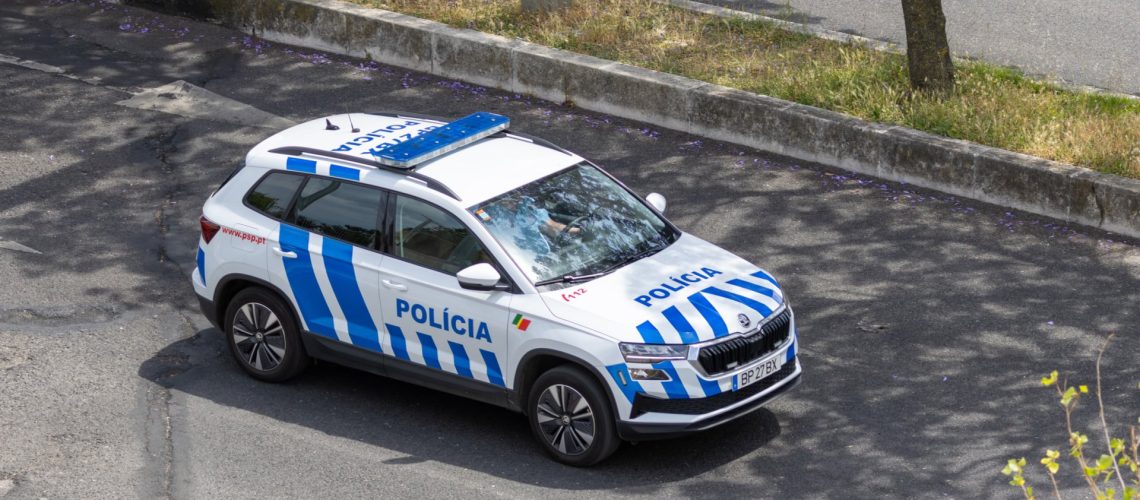 Préventive pour un suspect de violence domestique contre sa mère à Faro.