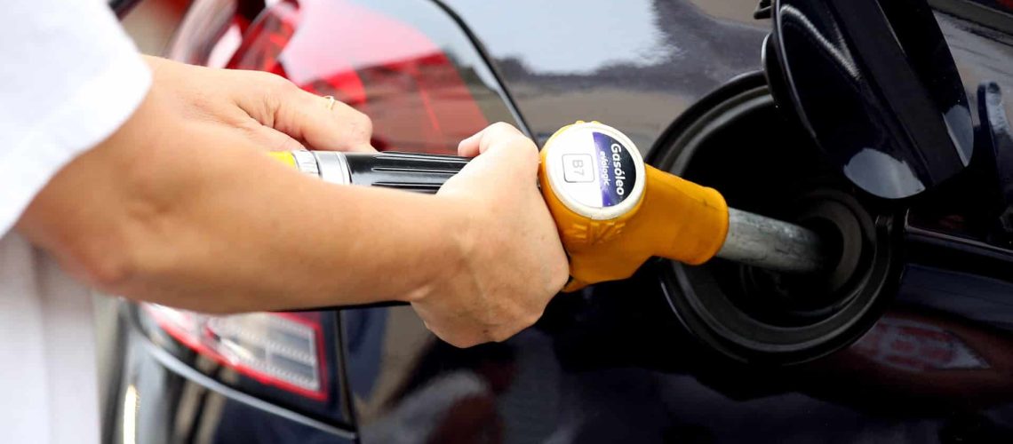 Profitez de la plage et faites le plein demain : les carburants vont baisser.