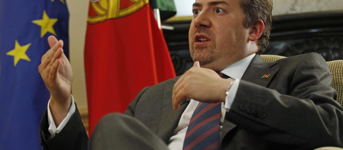 PSD et CDS louent le choix du nouveau gouverneur de la BdP, IL exprime des doutes.