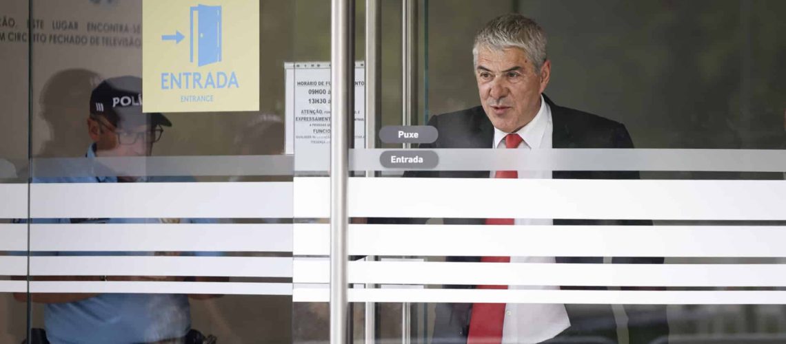 Relation refuse la demande de Socrates de récuser la juge et le condamne à une amende de 1.000€.