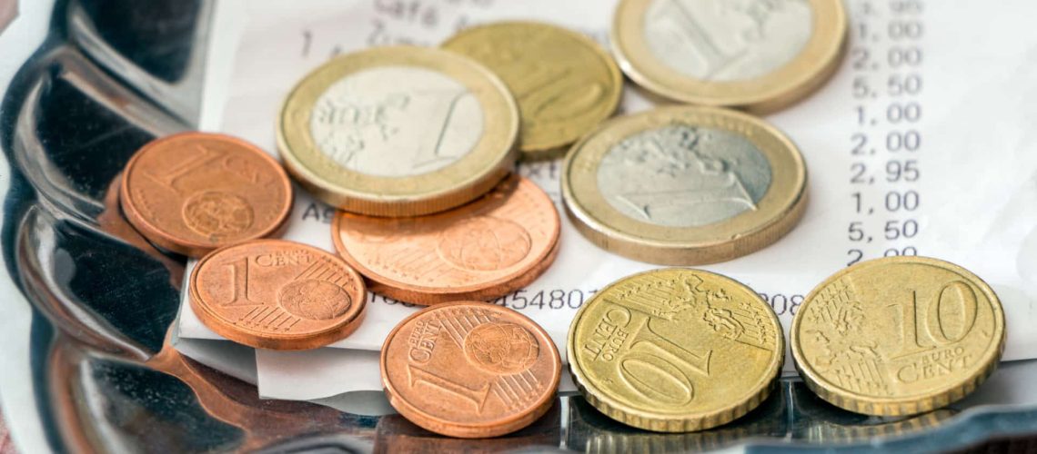 Restaurant. Après tout, est-il obligatoire ou non de payer le pourboire s'il figure sur la note?