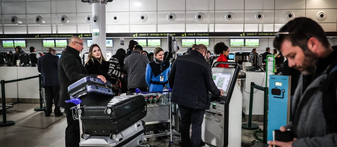 Ryanair dénonce des retards de 90 minutes dans les aéroports portugais.