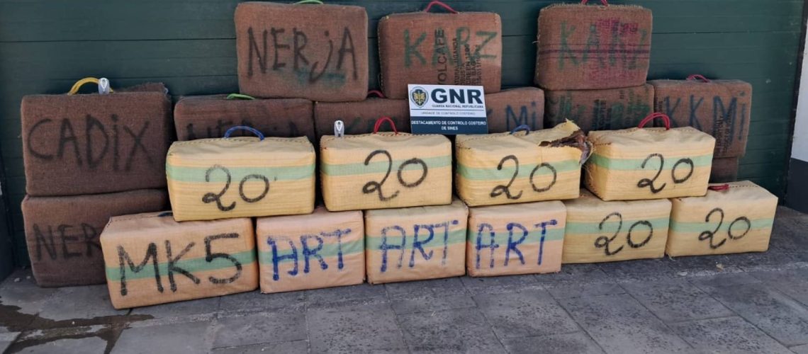 Saisissent des armes de guerre, une tonne de haschisch et 2 000 litres d'essence.
