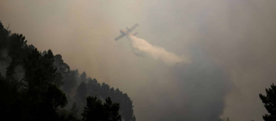 Sept moyens aériens combattent les flammes à Cinfães.
