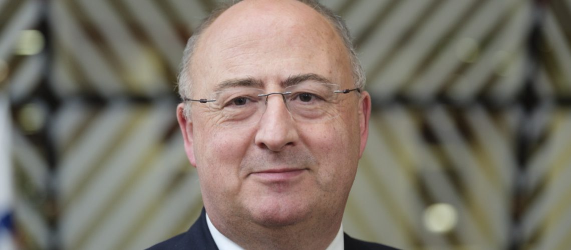 Tarifs : l'UE doit "faire preuve de patience" dans les négociations mais "riposter" si nécessaire.