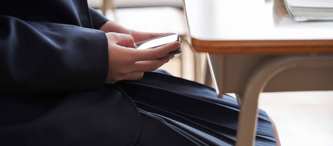 Téléphones portables ? Une étude reconnaît la difficulté du contrôle dans les grandes écoles.