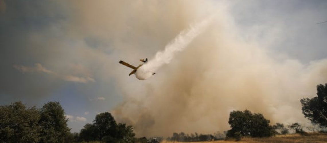 Tornade de feu filmée lors d'un incendie à Moimenta da Beira. Regardez donc.