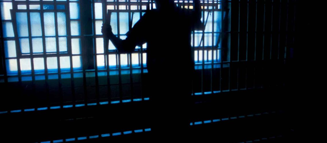 Trancoso. Met le feu à la scierie à cause d'un "conflit" avec le patron et tombe dans un puits