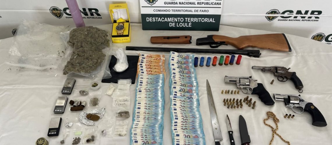 Trois jeunes arrêtés pour vol à Loulé. Drogue et armes saisies.