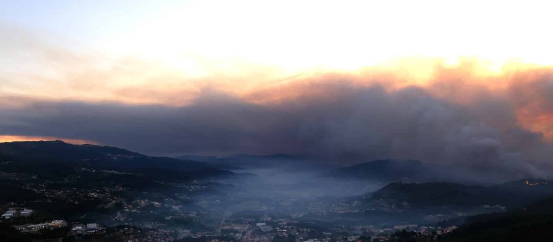 Trois routes nationales coupées dans trois districts en raison des incendies.