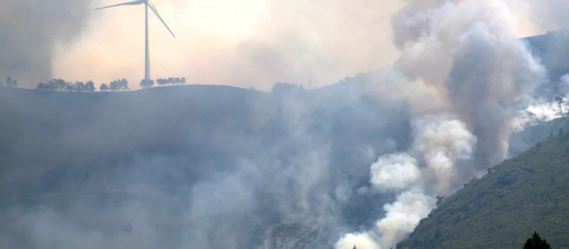 Trois routes principales coupées à Viana et Vila Real à cause des incendies.