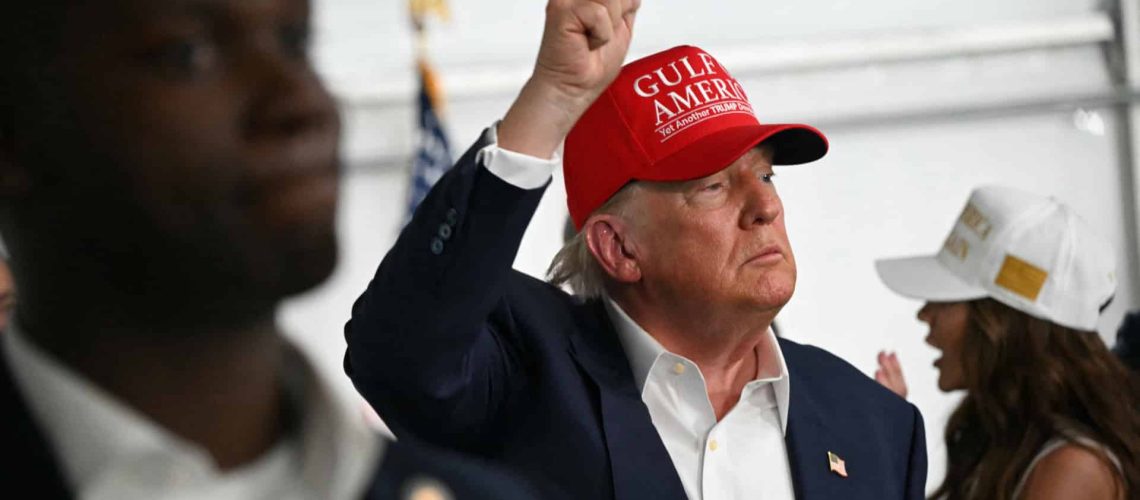 Trump "très heureux" de pouvoir remplacer la gouverneure de la Réserve fédérale.