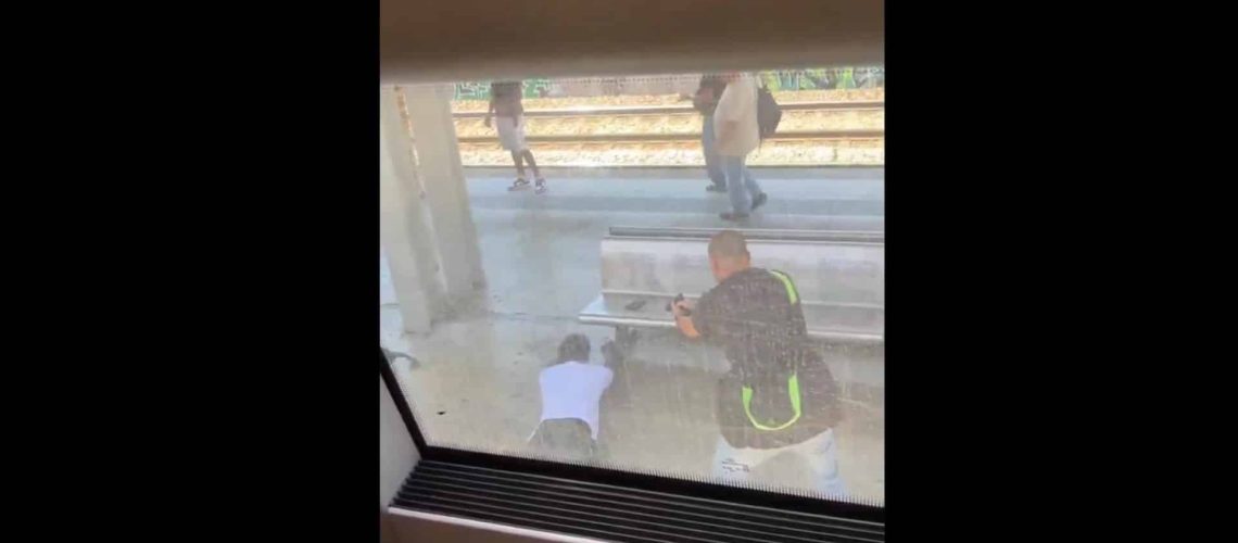 Un agent en civil défend une mère et ses enfants dans un train et est attaqué avec des ciseaux.