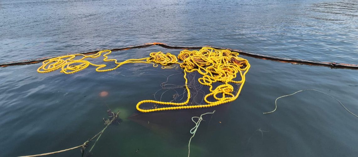 Un bateau de pêche coule au quai de l'Afurada à Vila Nova de Gaia.