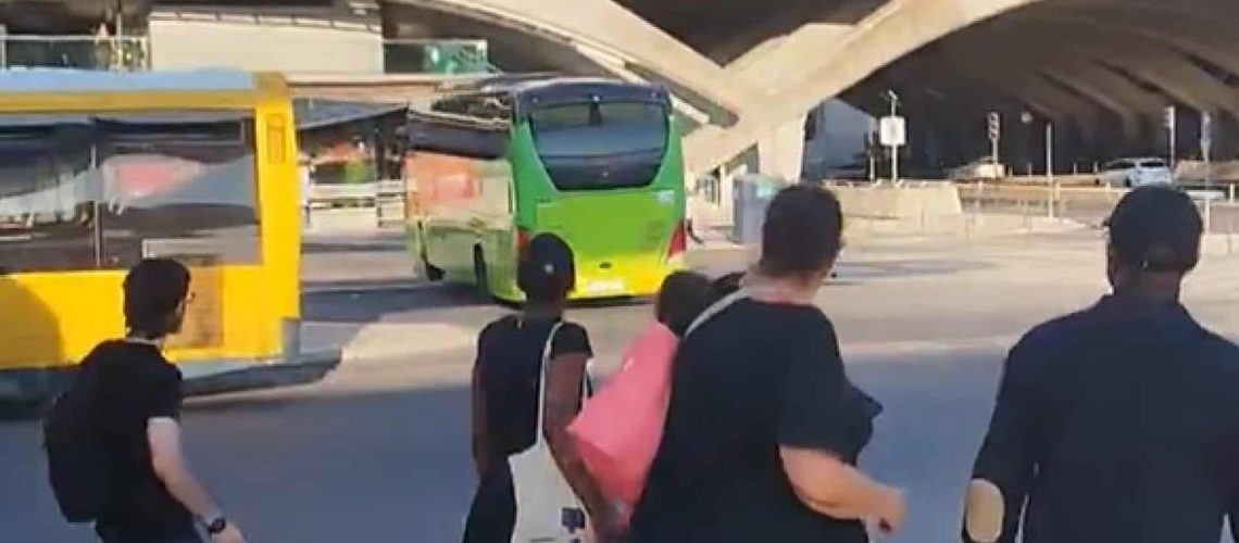Un camion hors de contrôle heurte un établissement à la Gare do Oriente.