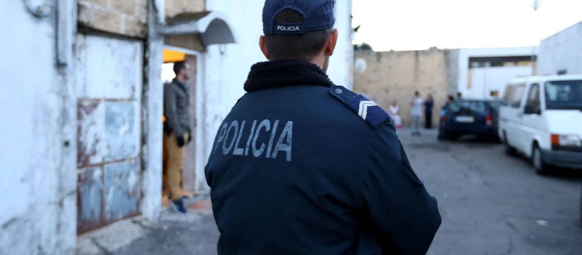 Un couple volait des maisons de personnes âgées (ou malades) à Cascais pour vendre l'or.