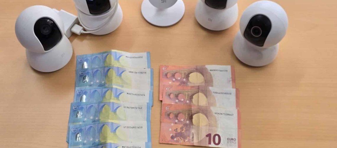 Un homme a retenu les documents d'un immigrant et le surveillait avec des caméras à la foire.