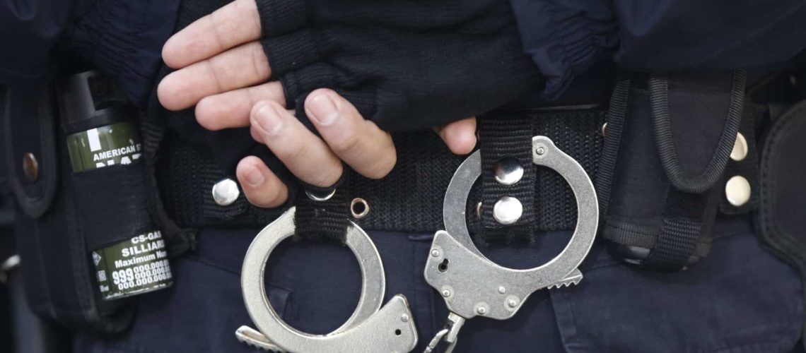 Un homme âgé envahit une résidence universitaire à Arcos de Valdevez et viole une jeune femme.
