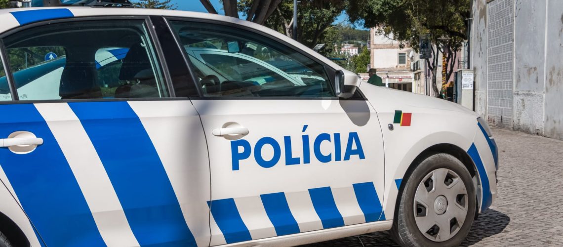 Un homme tente d'étouffer une femme. Un fils de 12 ans a appelé à l'aide en composant le 112.