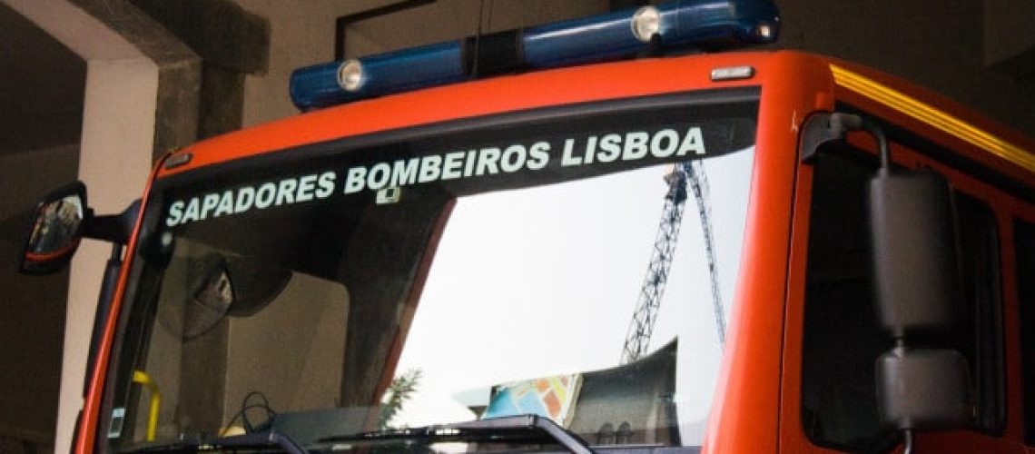 Un incendie a détruit un immeuble et blessé deux femmes à Lisbonne. Il a déjà été éteint.