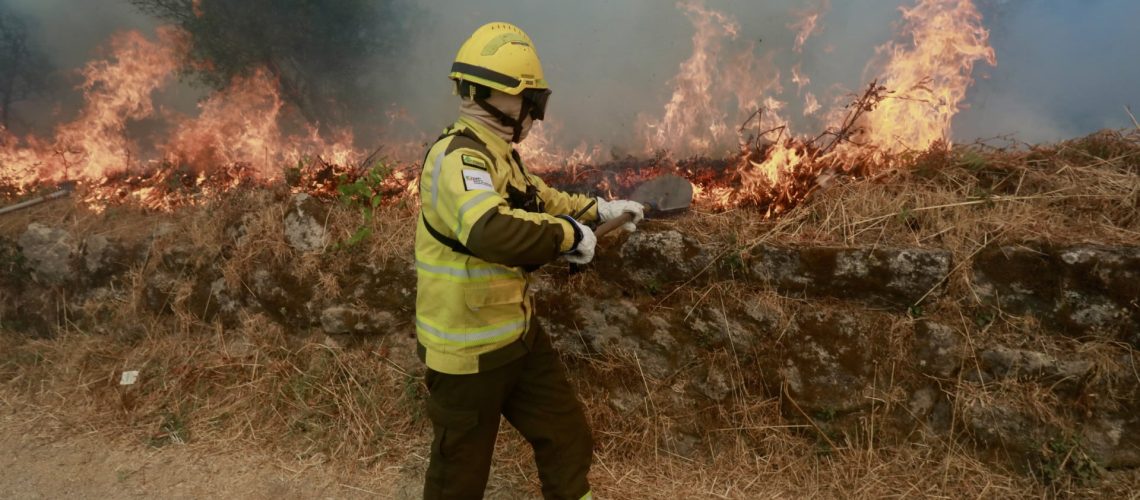 Un incendie brûle avec intensité à Sabrosa et s'approche des villages.