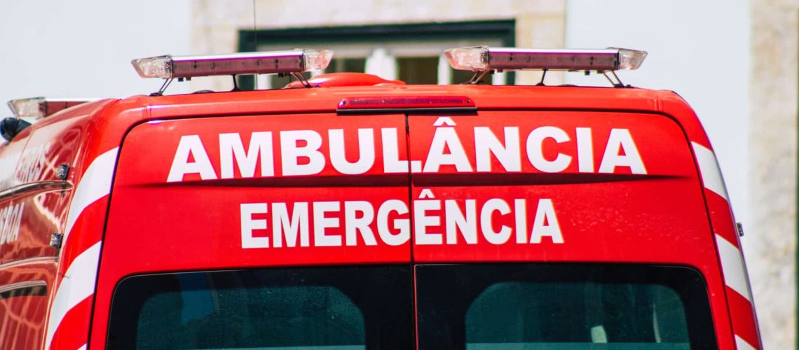 Un père meurt et sa fille grièvement blessée après un incendie résidentiel à Ourique.