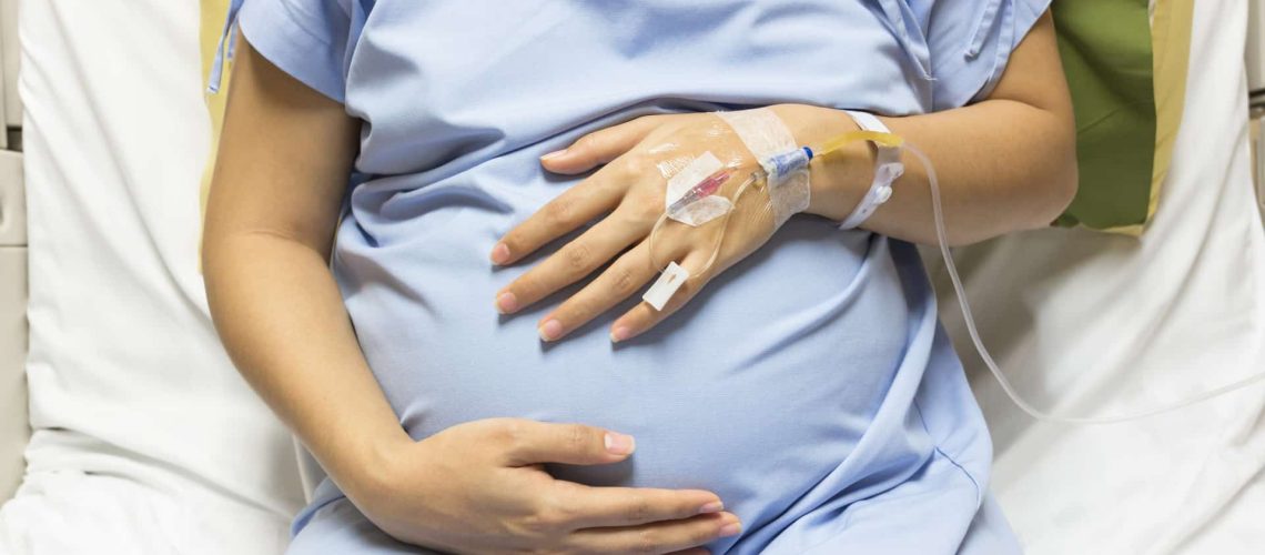 Une femme enceinte avec des douleurs s'est plainte dans 5 hôpitaux. Le bébé est mort après la naissance.