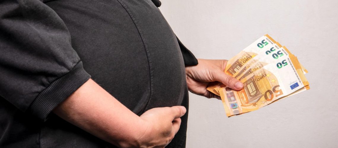Une femme enceinte nouvellement arrivée ici reçoit-elle une allocation prénatale ? Voici les conditions.
