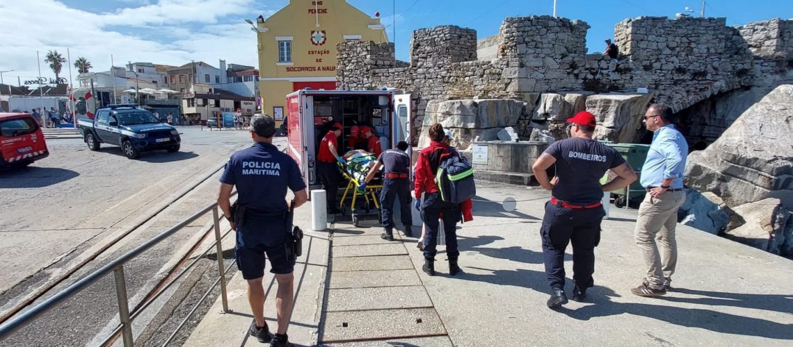 Une femme hospitalisée après s'être fracturé les jambes dans une chute aux Berlengas.