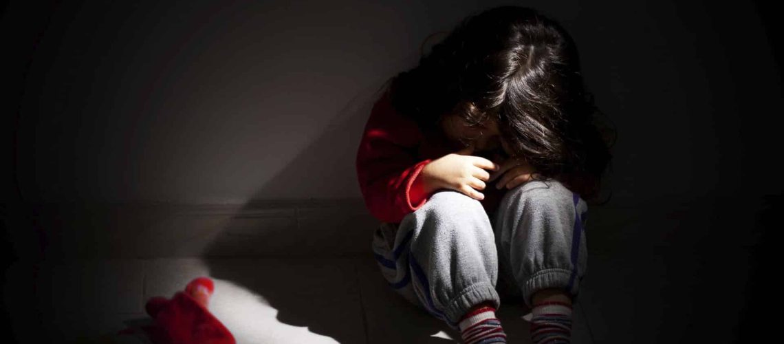 Une jeune fille dénonce son père pour abus. Elle craignait que sa sœur puisse aussi être victime.
