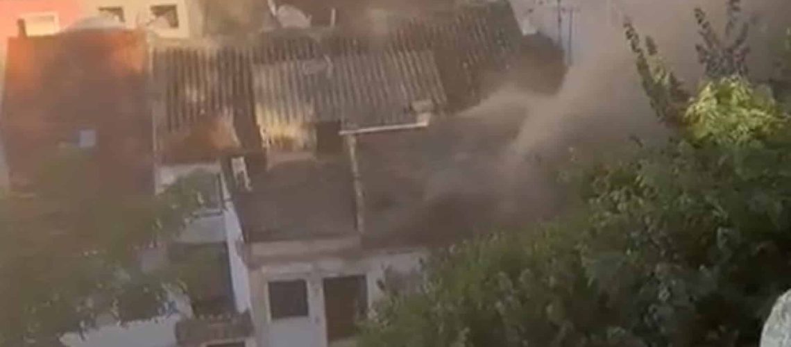 Une personne évacuée après un incendie résidentiel à Alhandra. Feu déjà éteint.