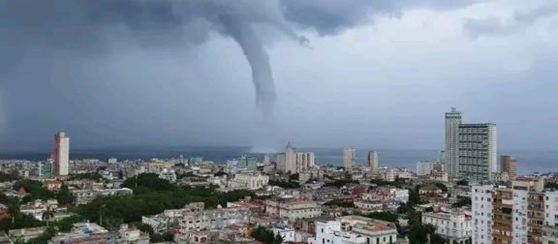 Une trombe marine se forme au large de La Havane. Les images à Cuba impressionnent.