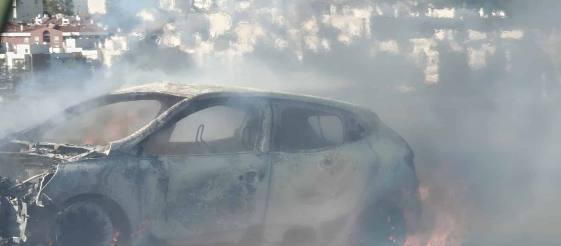Une voiture brûle sur l'A1 après les péages d'Alverca.