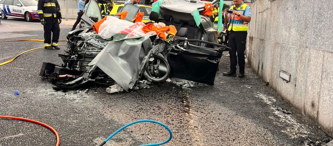 Voiture dérape et prend feu à Oeiras. Le conducteur a été sauvé à temps.