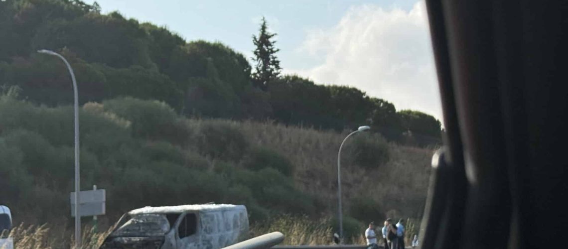 Voiture en feu a perturbé la circulation sur la N117 en direction de Lisbonne-Sintra.