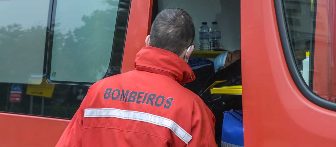 Voiture tombe dans le fleuve Douro après un dérapage à Gondomar. Recherches en cours.