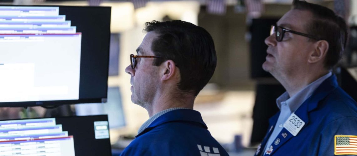 Wall Street clôture en hausse grâce à la faible attaque de l'Iran sur la base des États-Unis.
