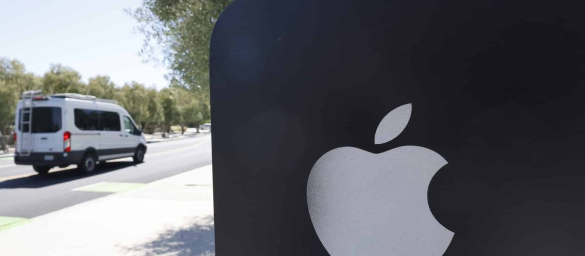 Wall Street clôture en hausse, stimulée par Apple et de nouvelles tarifs en ligne de mire.