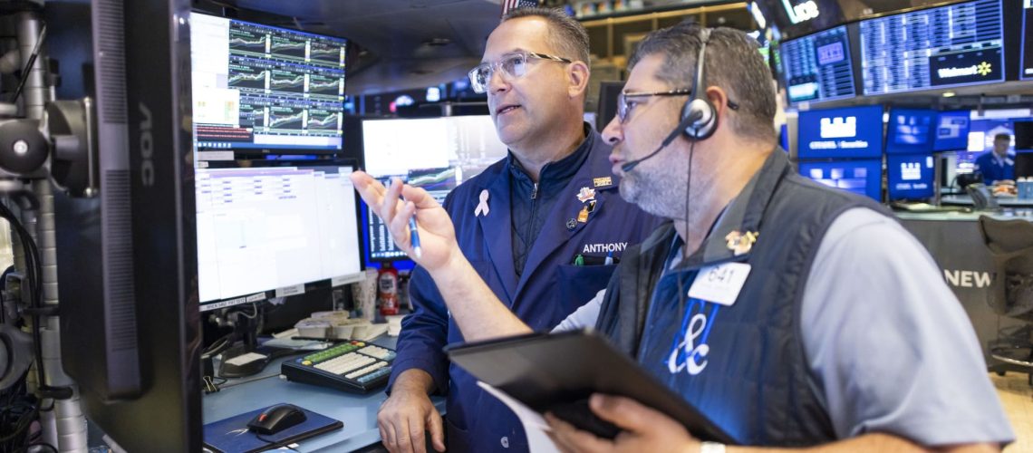 Wall Street clôture sans direction définie, perturbée par la politique commerciale de Trump.