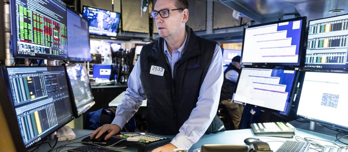 Wall Street commence de manière mitigée après l'annonce de tarifs sur l'UE et le Mexique.