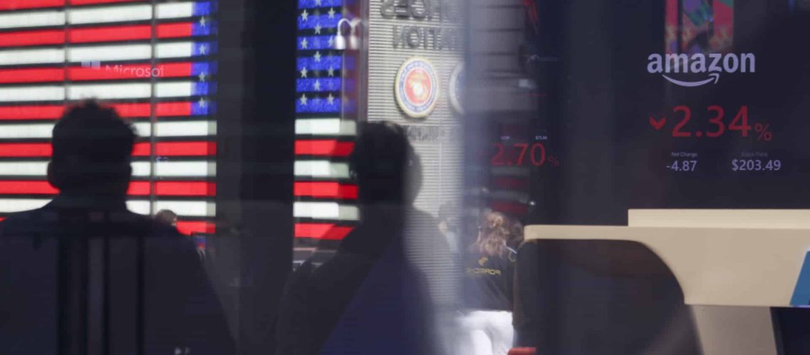 Wall Street ferme en hausse 'accrochée' à la perspective de baisse des taux par la Fed.