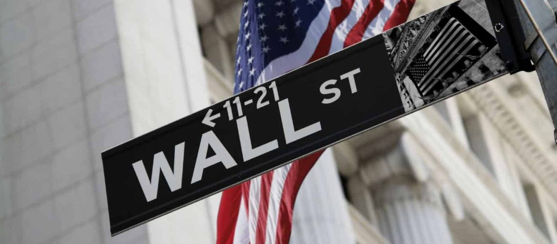 Wall Street ignore les nouvelles menaces tarifaires de Trump et clôture en hausse.