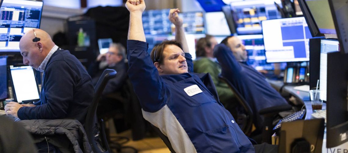 Wall Street ouvre en hausse après des données d'emploi supérieures aux attentes.